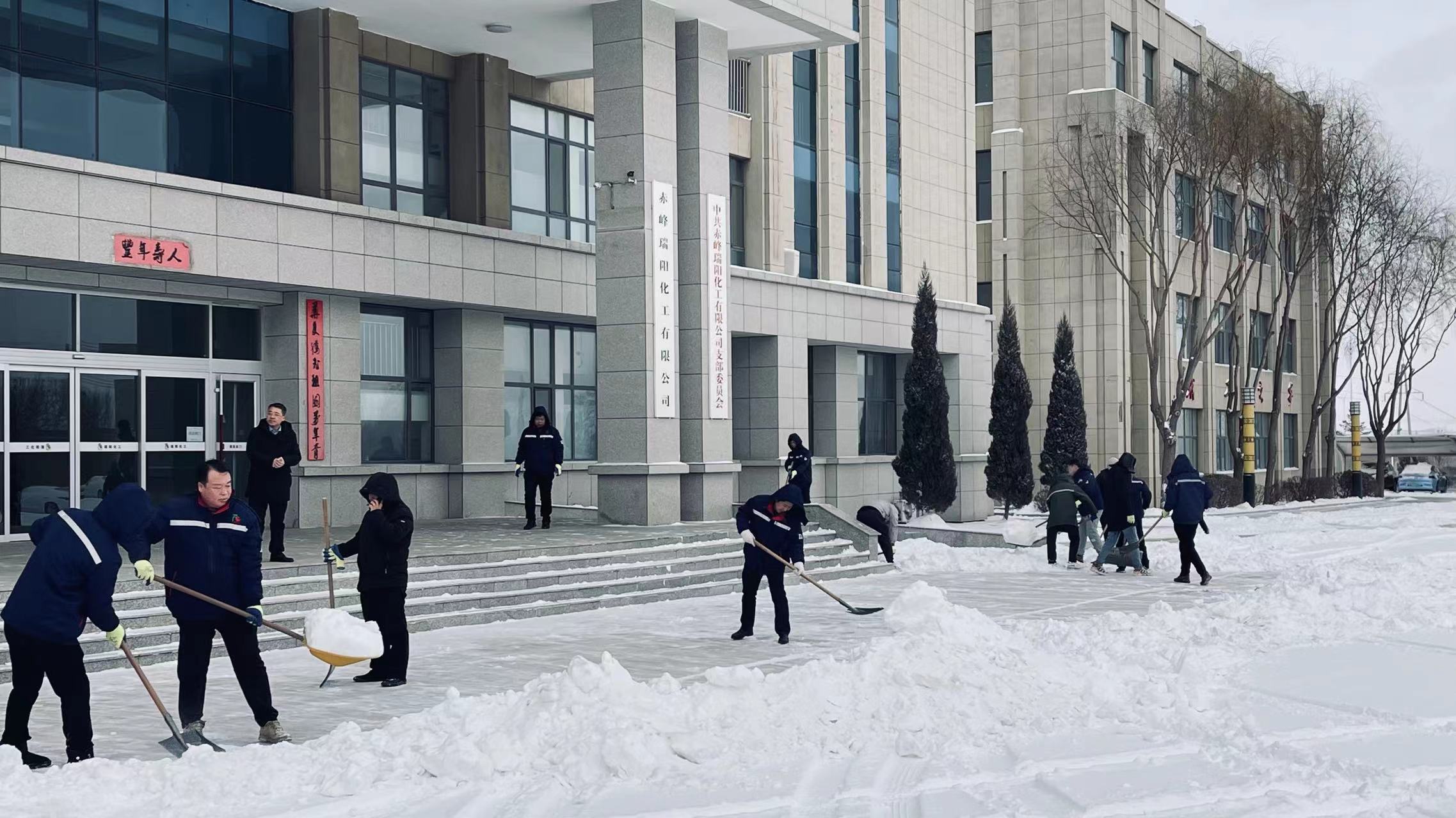 不畏嚴(yán)寒，除雪保安全出行